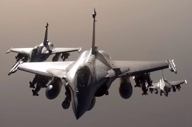 Hiện tại, các phiên bản của Rafale đang tiếp tục được chế tạo để sử dụng cho cả các căn cứ trên mặt đất của Không quân Pháp và trên tàu sân bay của Hải quân Pháp. Một phiên bản rút gọn cũng sẵn sàng xuất xưởng nếu các đối tác quốc tế có nhu cầu.