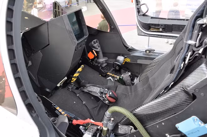 Nhờ khả năng tối ưu hóa tốt nên Rafale sở hữu một khoang lái (cockpit) rất gọn gàng và hiện đại. Nhà sản xuất Dassault nói rằng giá trị cho các hệ thống điện tử, thông tin chiếm tới 30% tổng giá trị của mỗi chiếc Rafale.