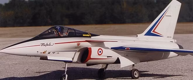 Nguyên mẫu thử nghiệm công nghệ mang tên "Rafale A", một tiêm kích cỡ nhỏ, cất cánh lần đầu vào ngày 4-7-1986, khởi đầu quá trình bay thử kéo dài 8 năm để mở đường cho dự án Rafale. Dự án này sau đó được Pháp chăm chút để cho ra đời loại chiến đấu cơ hiện đại, đủ sức thực hiện nhiều loại nhiệm vụ khác nhau.