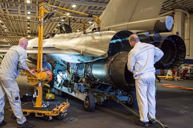 Về động cơ, Rafale được trang bị 2 động cơ phản lực Smecma M88, lực đẩy khoảng 50 kN/chiếc và lên đến 70 kN khi đốt nhiên liệu phụ trợ. Động cơ sử dụng hệ thống kiểm soát nhiên liệu kỹ thuật số giúp tăng lực đẩy, tiết kiệm nhiên liệu và giảm bức xạ hồng ngoại. Hai động cơ này đủ sức đưa Rafale di chuyển ở tốc độ tối đa 1.912 km/h ở cao độ lớn và 1.390 km/h ở độ cao thấp.