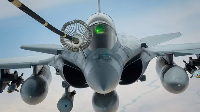 Rafale cũng có hệ thống trinh sát quang - điện bán cầu trước (OSF), có khả năng phát hiện mục tiêu trong dải ánh sáng thường và hồng ngoại để tránh "đánh động" đối phương khi ra đòn.