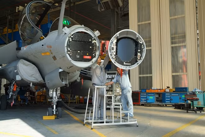 Dù không được ứng dụng công nghệ tàng hình do chi phí quá cao, Rafale vẫn có diện tích phản xạ radar (RCS) thấp, khiến nó rất khó bị đối phương phát hiện. Trong khi đó, radar của Rafale là loại ASEA RBE2 AA, giúp nó phát hiện các mục tiêu đường không từ khoảng cách trên 200 km.