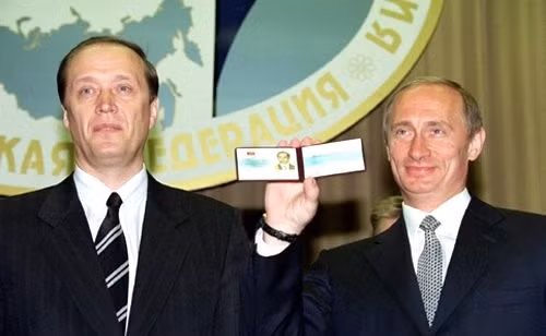 Vào ngày 7-5-2000, chính trị gia trẻ tuổi Vladimir Putin chính thức nhậm chức Tổng thống Nga nhiệm kỳ 2000-2004, đánh giấu một giai đoạn hoàn toàn mới cho nước Nga. Trong ảnh là Tổng thống Putin nhận thẻ Tổng thống Nga từ Uỷ ban bầu cử Trung ương Nga vào ngày 6-5-2000.