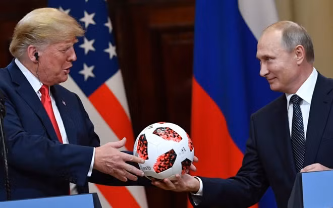 Tổng thống Putin tặng bóng cho người đồng cấp Trump. Ảnh: Reuters