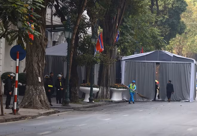 Lực lượng Công an đứng chốt cạnh một khu nhà tạm mới được thiết lập ở cổng khách sạn Metropole.