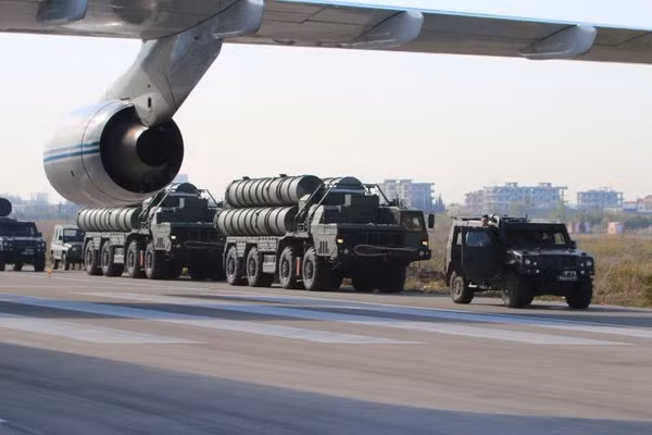 Các hệ thống tên lửa phòng không S-400 của Nga ở căn cứ Hmeymim. Ảnh: ITN Các hệ thống tên lửa phòng không S-400 của Nga ở căn cứ Hmeymim. Ảnh: ITN