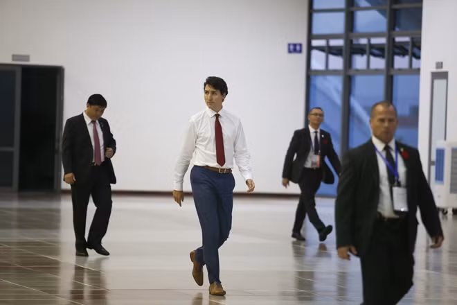 Thủ tướng Canada sau đó di chuyển tới phòng họp chờ khi mặc một chiếc sơ mi trắng.