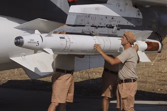 Quân nhân Nga kiểm tra một tên lửa Kh-29 treo trên máy bay chiến đấu. Ảnh: BQP Nga Quân nhân Nga kiểm tra một tên lửa Kh-29 treo trên máy bay chiến đấu. Ảnh: BQP Nga