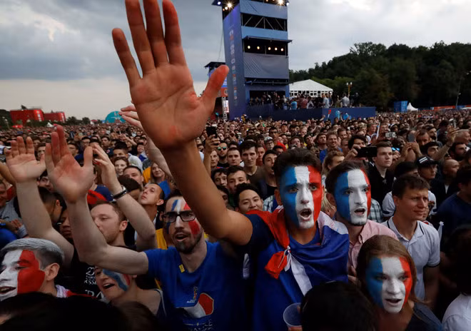 Cùng lúc tiếng còi kết thúc trận Chung kết World Cup 2018 vang lên ở sân vận động Luzhniki, hàng triệu người dân Pháp ở khắp nơi trên thế giới đã đổ ra đường để ăn mừng. Những lá cờ Pháp được nhìn thấy ở Paris, ở Moscow và cả ở Việt Nam.