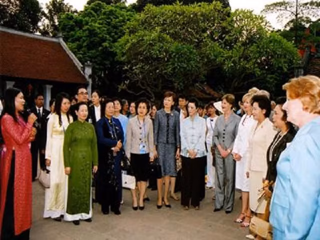 Phu nhân, phu quân các trưởng đoàn dự APEC 2006 thăm Văn miếu Quốc Tử Giám.