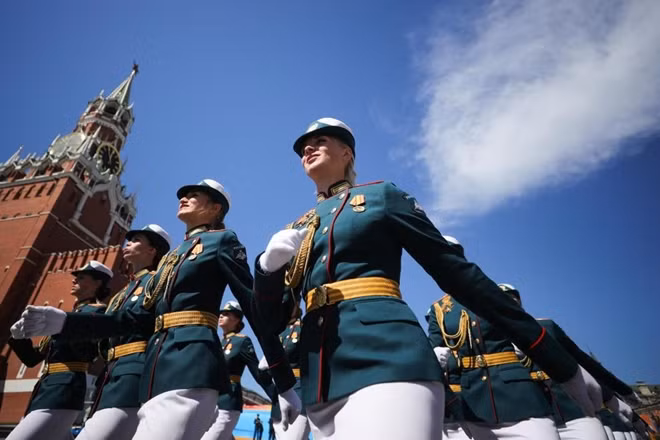 Các nữ quân nhân Nga duyệt binh qua tháp Đồng hồ Spasskaya của Điện Kremlin. Nga tổ chức duyệt binh thường niên kỷ niệm Ngày Chiến thắng trên Quảng trường Đỏ từ năm 1946.