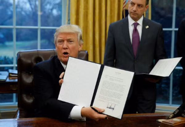 Tổng thống Mỹ Donald Trump và sắc lệnh rút Mỹ khỏi TPP. Ảnh: Reuters