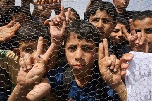 Sau khi Israel đóng cửa khẩu chính, người dân ở Gaza chỉ còn một cửa hẹp duy nhất nối liền với thế giới là qua đường Ai Cập. Tuy nhiên, vì các mâu thuẫn giữa Hamas và Cairo, cửa khẩu nối liền Gaza và Ai Cập chỉ được mở rất ngắn vì mục đích nhân đạo.