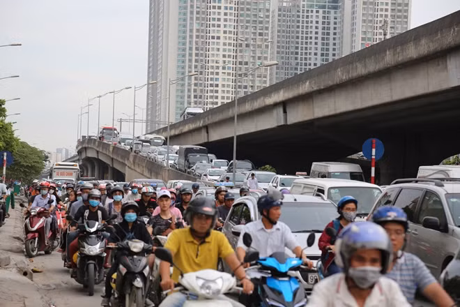 Mật độ giao thông tại các nút giao với đường vành đai 3 trên cao luôn ở mức cao.