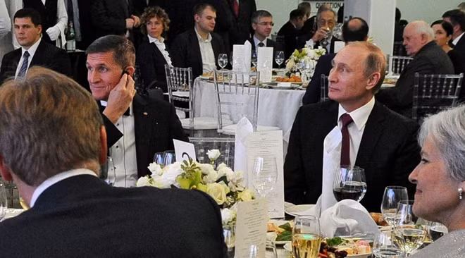 Bức ảnh được Mỹ dùng làm bằng chứng tố mối quan hệ giữa Tổng thống Putin và Michael Flynn. Ảnh: RT