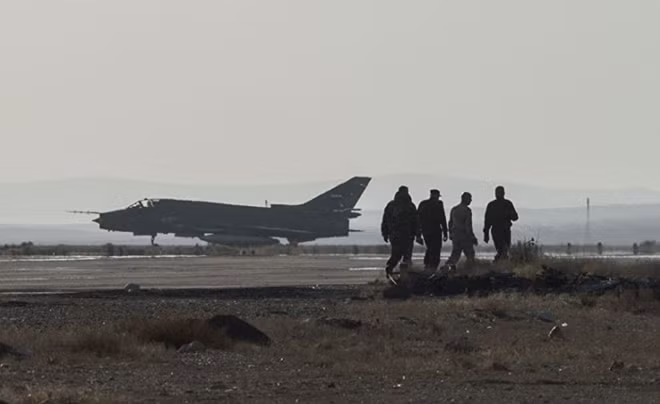 Bên trong một căn cứ không quân của Syria. Ảnh: ITN