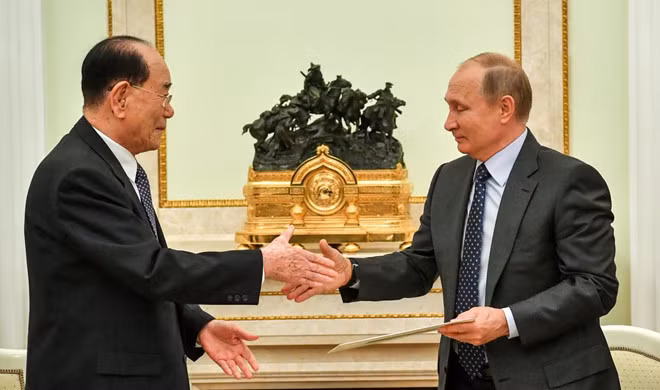 Ông Kim Yong-nam trao thư của ông Kim Jong-un cho Tổng thống Putin. Ảnh: TASS
