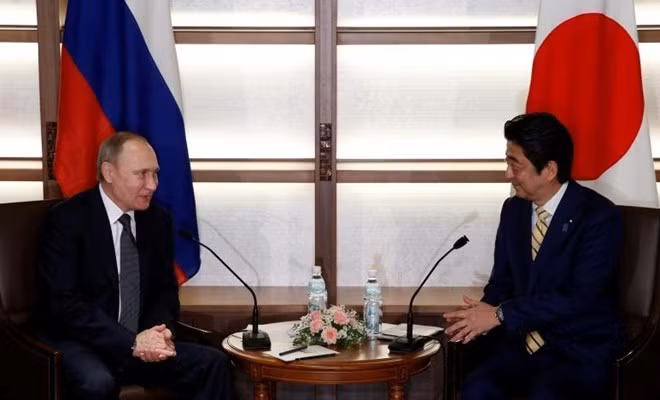 Tổng thống Nga Vladimir Putin (trái) và Thủ tướng Nhật Bản Shinzo Abe tại cuộc hội đàm hôm 15-12. (Ảnh: Reuters)