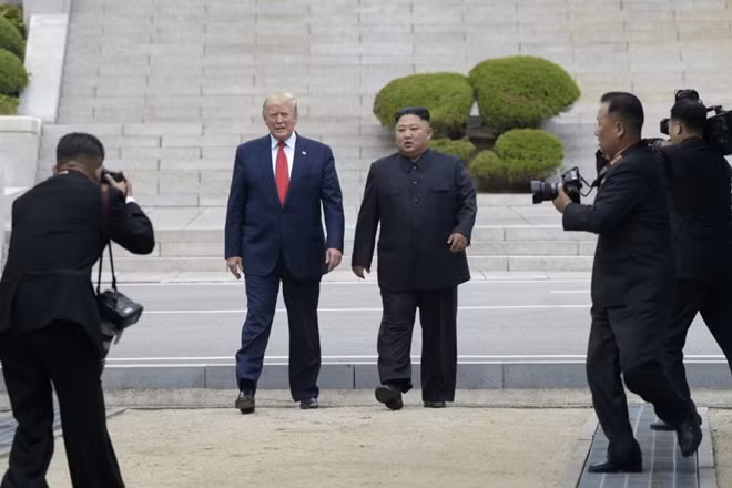 Ông Trump sải bước trên đất Triều Tiên cùng Chủ tịch Kim Jong-un. Ảnh: AP