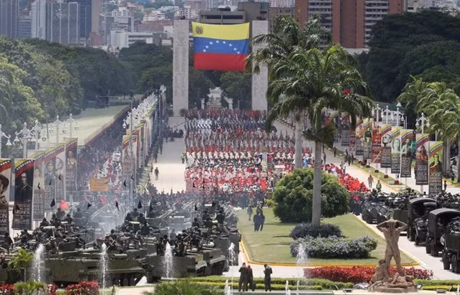 Xe tăng và quân nhân Venezuela tại lê duyệt binh hôm 5-7. Ảnh: INT