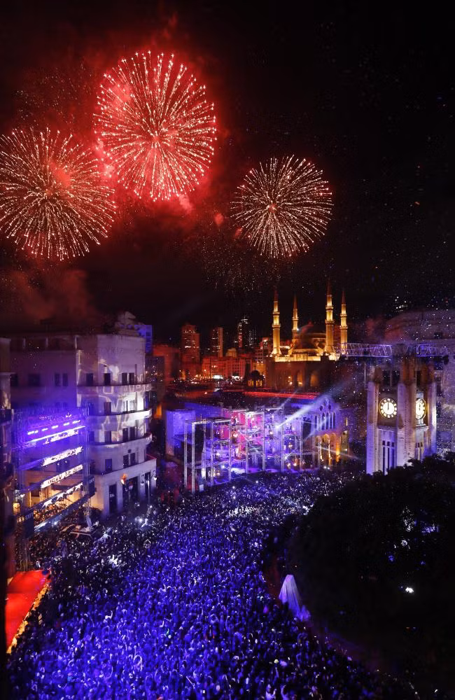 Pháo hoa rực sáng trên bầu trời Lebanon.