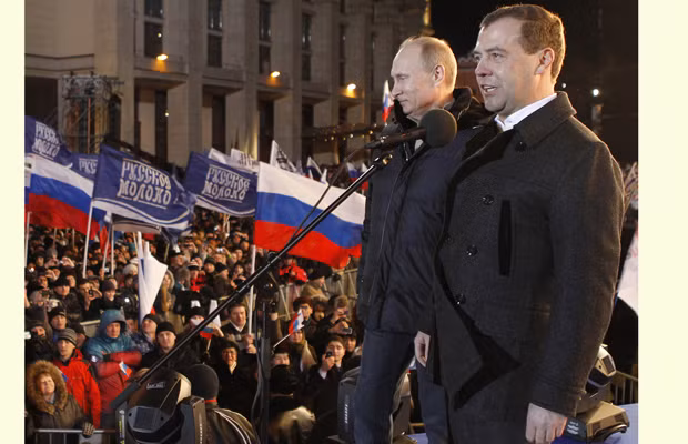 Ông Putin đứng bên ông Medvedev trong buổi lễ ăn mừng hôm 4-3-2012. Ảnh: AP Ông Putin đứng bên ông Medvedev trong buổi lễ ăn mừng hôm 4-3-2012. Ảnh: AP