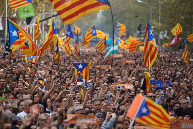Người dân Catalonia đổ ra đường ăn mừng sau tuyên bố của Nghị viện. Ảnh: Reuters