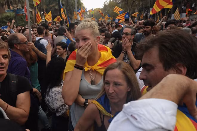 Người dân Catalonia vui mừng, lo âu lẫn lộn sau tuyên bố ly khai. Ảnh: Getty