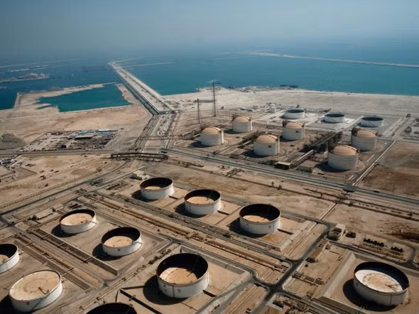 Qatar có trữ lượng dầu mỏ rất lớn. Bởi vậy, công dân nước này từ khi sinh ra đã được hưởng "quyền giàu có" và phúc lợi xã hội vào loại hàng đầu thế giới.