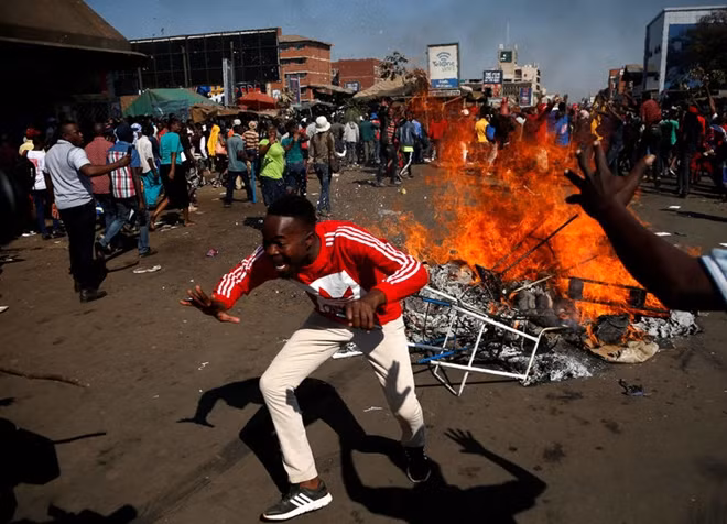 Khung cảnh hỗn loạn ở Harare ngày 1-8. Ảnh: Reuters