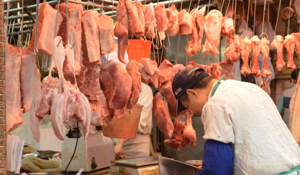 Tại một cửa hàng bán thịt lợn ở Trung Quốc. Ảnh: SCMP