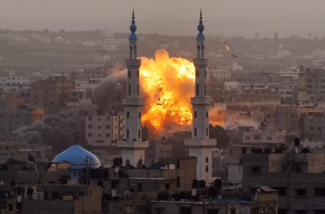 Cột lửa khổng lồ bốc lên từ hiện trường một vụ không kích ở Dải Gaza. Ảnh: AP