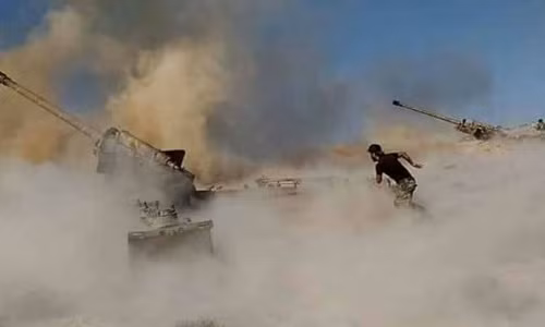 Binh sĩ Syria khai hỏa các hệ thống pháo. Ảnh: AMN