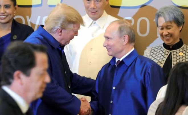 Tổng thống Nga Vladimir Putin và người đồng cấp Hoa Kỳ Donald Trump trong trang phục mà Chủ tịch nước Trần Đại Quang tặng.
