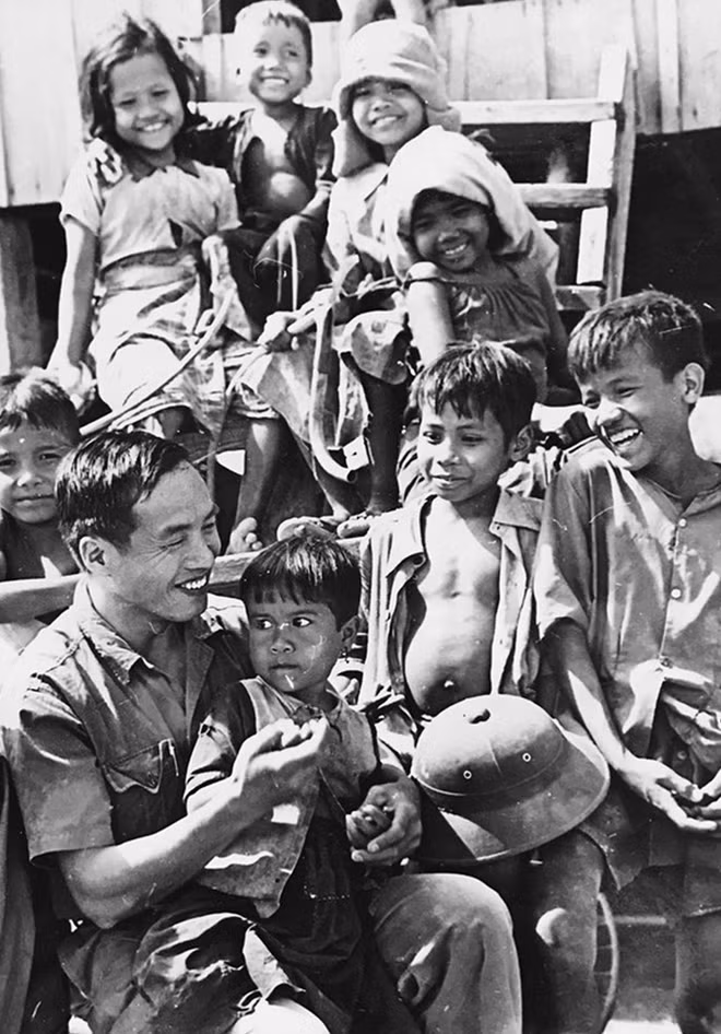 Cán bộ Quân tình nguyện Việt Nam với trẻ em Campuchia trong những ngày đầu giải phóng Campuchia.