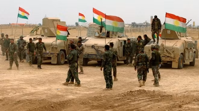 Binh sĩ người Kurd bên thiết giáp Mỹ ở Syria. Ảnh: ITN