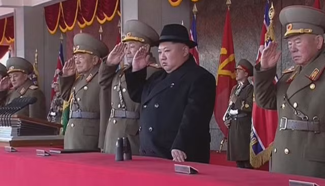 Nhà lãnh đạo Kim Jong-un và phu nhân Ri Sol-ju cùng tham dự lễ duyệt binh tại Bình Nhưỡng hôm nay. Ông Kim Jong-un mặc áo choàng và đội mũ đen.