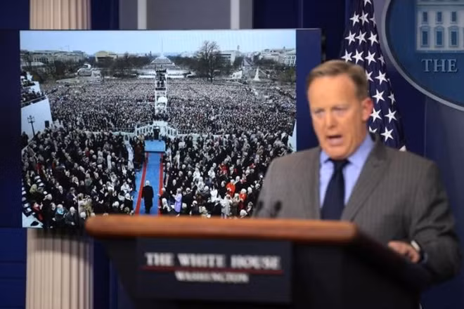 Ông Sean Spicer công bố hình ảnh về số lượng người chứng kiến lễ nhậm chức của ông Donald Trump. Ảnh: Reuters