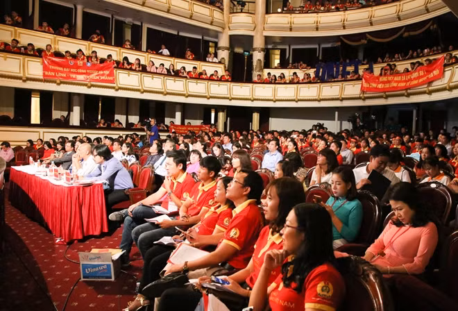 Đông đảo khán giả đã thể hiện sự hào hứng và thán phục trước những ý tưởng của các bạn sinh viên qua các phần của cuộc thi Sinh viên Nhận diện hàng Việt Nam.