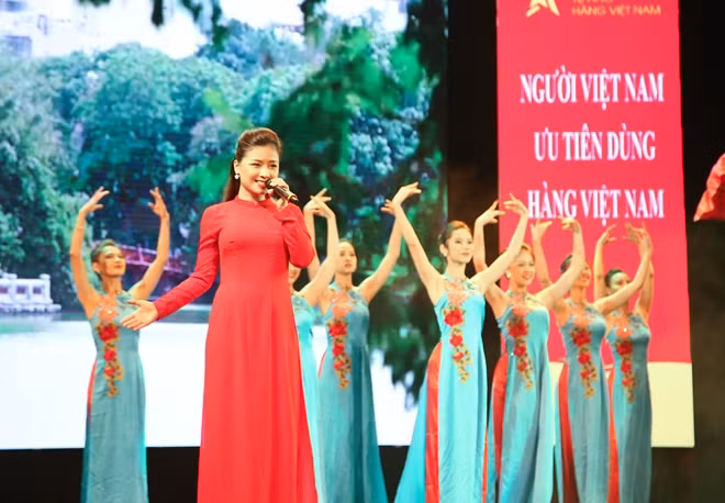 Một tiết mục văn nghệ đặc sắc chào mừng chương trình.