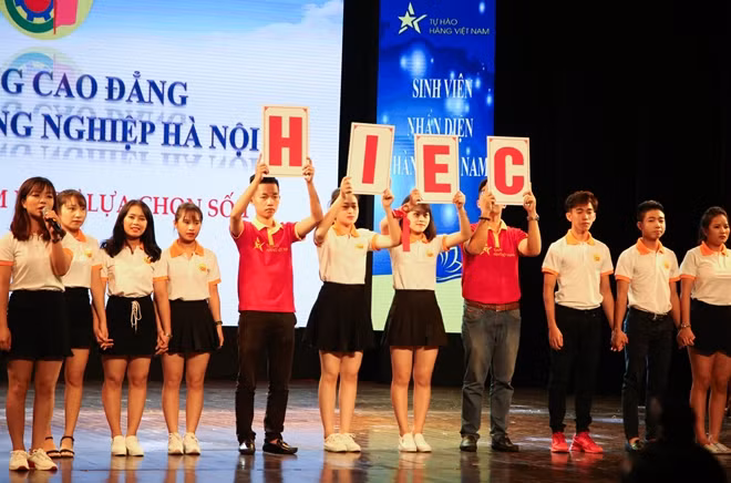 Đại diện một đội thi trong Chương trình Sinh viên Nhận diện hàng Việt Nam.