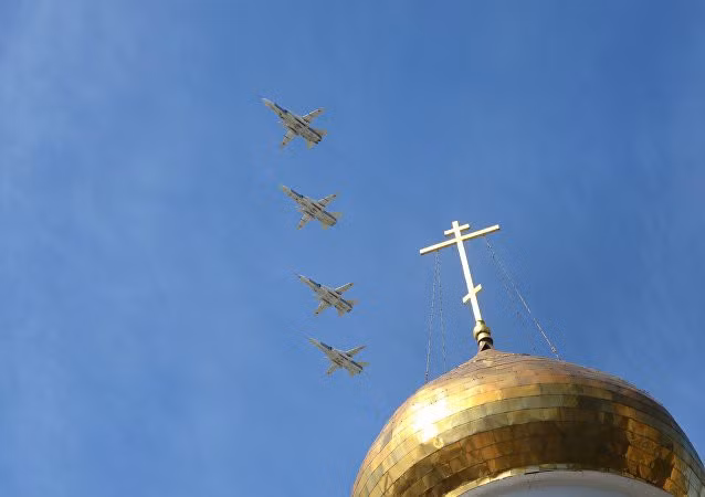 Các máy bay Su-24M bay lượn trên bầu trời Moscow. Giới quan sát đánh giá, các khí tài hiện đại duyệt binh qua Quảng trường Đỏ trong Ngày Chiến thắng là minh chứng rõ nhất cho tuyên bố của Tổng thống Putin cách đây 1 năm: “Đã, đang và sẽ không có thế lực nào có thể thôn tính nước Nga”.