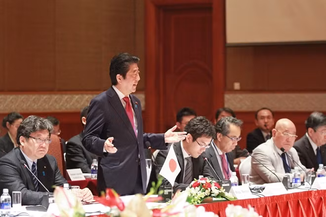 Thủ tướng Shinzo Abe phát biểu tại buổi tọa đàm.
