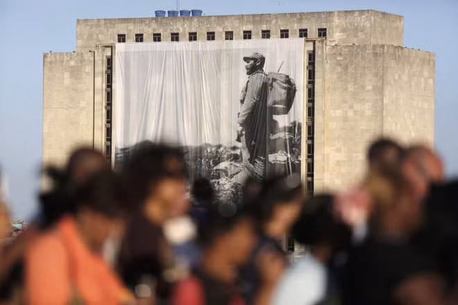 Bức chân dung lớn của cố Chủ tịch Cuba Fidel Castro trên Quảng trường Cách mạng ở thủ đô Havana. Đồng chí Fidel qua đời ngày 25-11 ở tuổi 90 để lại niềm tiếc thương vô hạn không chỉ cho người dân Cuba mà còn cho tất cả thế giới, đặc biệt là những người Cộng sản. Ảnh: Reuters.