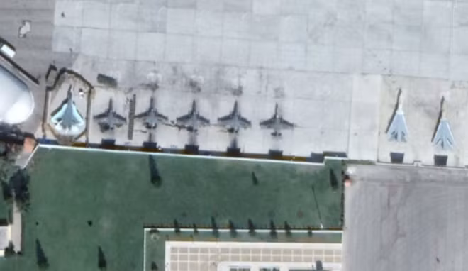 Su-57, ngoài cùng bên trái, được bố trí trong khu vực riêng ở căn cứ Hmeymim hồi năm 2018. Ảnh: ITN