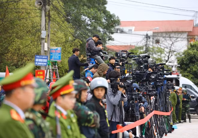 Cánh phóng viên chờ Chủ tịch Kim bên ngoài nhà ga Đồng Đăng.