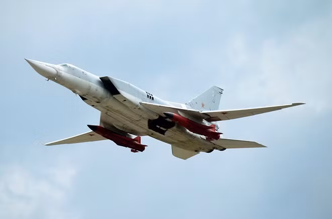 Trước đây, Tu-22M3 thường mang theo các loại tên lửa diệt hạm tầm xa như Kh-21, Kh-22. Tuy nhiên, sau đợt nâng cấp, ngoài Kinzhal, Tu-22M3M có thể triển khai loại tên lửa diệt hạm mới nhất là Kh-32. Kh-32 có thể đánh trúng mục tiêu ở khoảng cách lên đến 1.000 km ở vận tốc Mach 4-5.