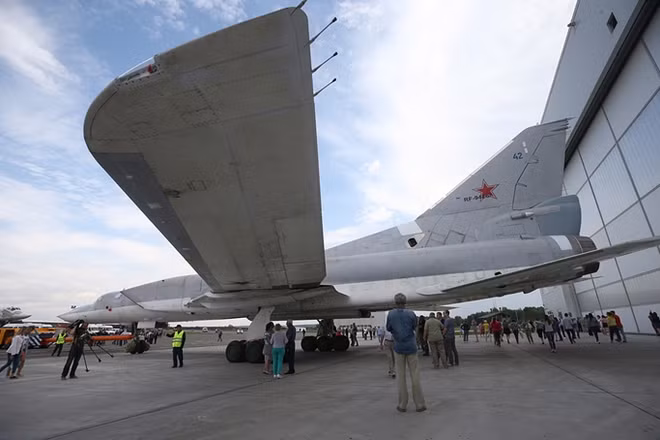 Tu-22M3M là loại oanh tạc cơ có thiết kế cánh cụp, cánh xòe độc đáo. Nó bay ở vận tốc tối đa 2000km, tầm bay 7.000km nếu được tiếp nhiên liệu trên không khi mang lượng bom lên đến 21 tấn.