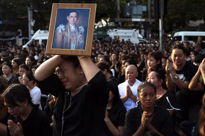 Nhà vua Thái Lan Bhumibol Adulyadej đã qua đời vào lúc 15h52 phút ngày 13-10 (giờ địa phương) tại bệnh viện Siriraj (Bangkok), thọ 88 tuổi. Đức vua Bhumibol Adulyadej được xem là một trong những vị quân vương trị vì lâu nhất trên thế giới khi ông đăng cơ từ năm 1946. Ông là vị vua thứ 9 của vương triều Rama cai trị tại Thái Lan nên vẫn thường được gọi là Rama IX. Trên ảnh là những người dân Thái Lan thể hiện sự đau buồn sau khi biết ông băng hà. Ảnh: Reuters