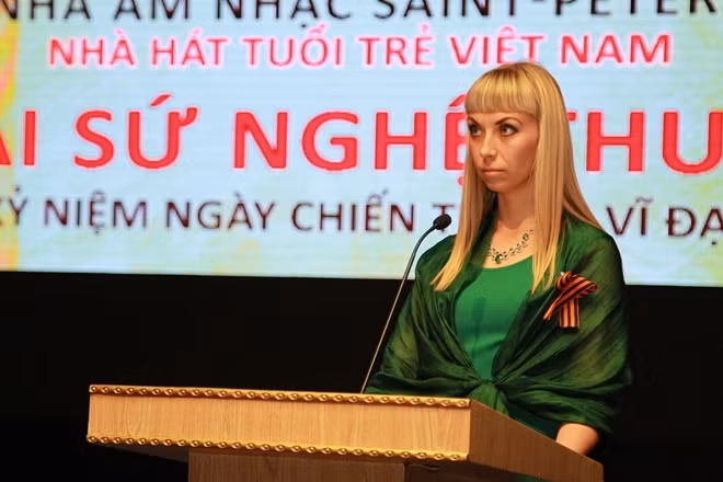 Bà Natalia Safinskaya, đại diện Trung tâm KH&VH Nga.